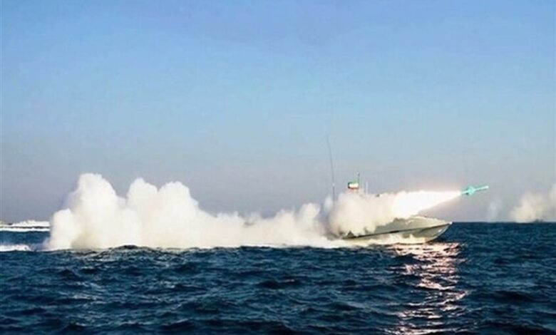 الحرس الثوري الإيراني يطلق صواريخ بعيدة المدى في بحر عمان ومضيق هرمز