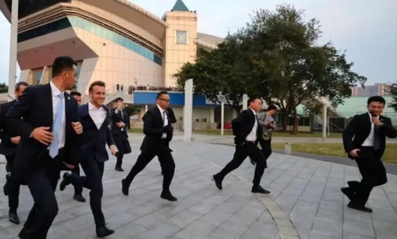 ماكرون يخرق البروتوكول الأمني أثناء زيارة رسمية للصين