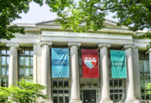 أستاذ قانون بجامعة هارفارد يغادر الولايات المتحدة بعد حادثة إطلاق النار قرب كنيس يهودي