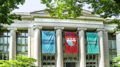 أستاذ قانون بجامعة هارفارد يغادر الولايات المتحدة بعد حادثة إطلاق النار قرب كنيس يهودي