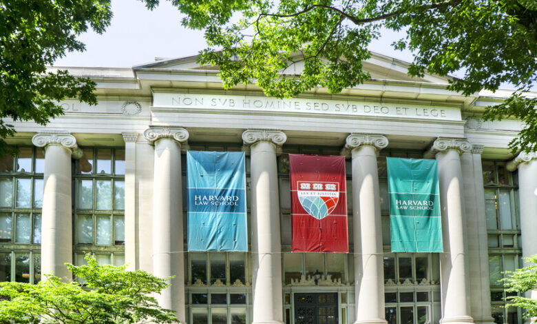 أستاذ قانون بجامعة هارفارد يغادر الولايات المتحدة بعد حادثة إطلاق النار قرب كنيس يهودي