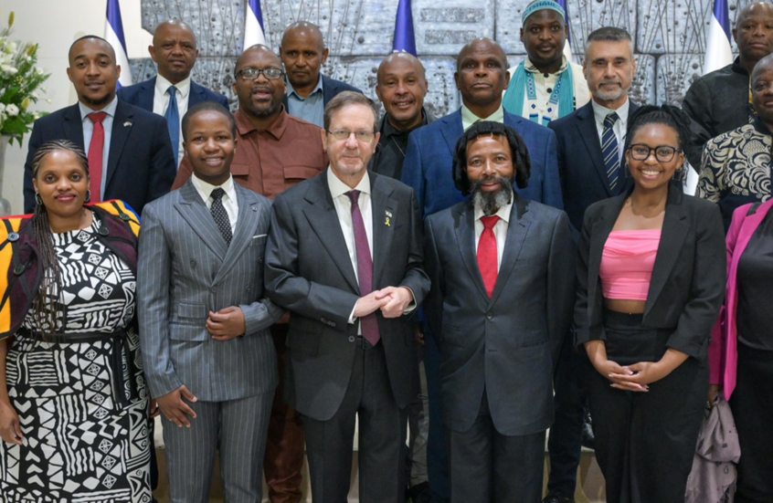 ملك الخوسا يزور إسرائيل ويدافع عن تل أبيب رغم معاناة الفلسطينيين