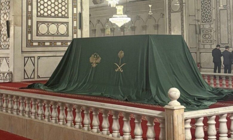 سوريا تتسلم قطعة من ستار الكعبة هدية من ولي العهد السعودي محمد بن سلمان