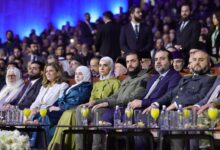 دموع الرئيس الشرع وزوجته خلال إحياء ذكرى التحرير في سوريا تثير تفاعلاً واسعاً