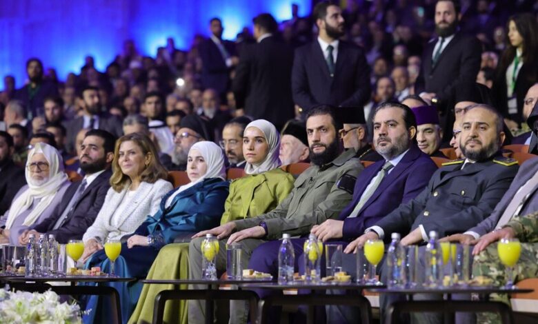 دموع الرئيس الشرع وزوجته خلال إحياء ذكرى التحرير في سوريا تثير تفاعلاً واسعاً 1 دموع الرئيس الشرع وزوجته خلال إحياء ذكرى التحرير في سوريا تثير تفاعلاً واسعاً