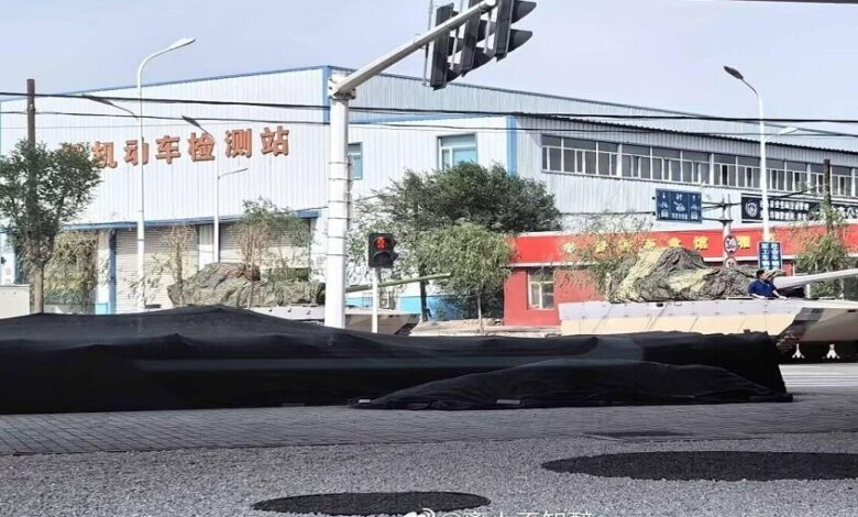 رصد دبابة مجهولة الطراز على طريق سريع في الصين يثير تكهنات حول نماذج جديدة