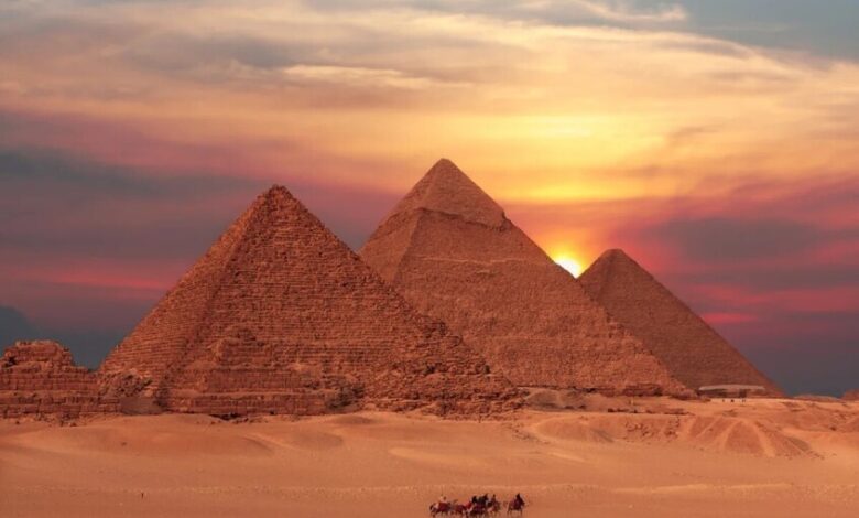 إيطاليون يثيرون جدلًا حول هياكل ضخمة تحت أهرامات الجيزة ورفض مصري لها