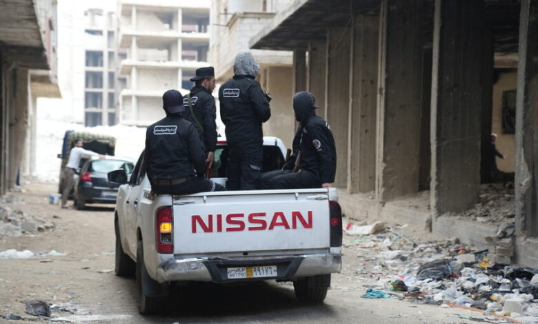 سوريا تعلن القبض على "كبير مجرمي النظام البائد" في اللاذقية 1 سوريا تعلن القبض على "كبير مجرمي النظام البائد" في اللاذقية