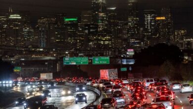 سقوط طائرة على سيارة في طريق سريع بفلوريدا وإصابة السائقة بجروح