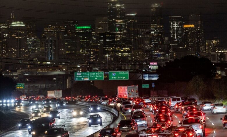 سقوط طائرة على سيارة في طريق سريع بفلوريدا وإصابة السائقة بجروح