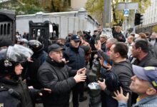 متظاهرون من بولتافا يحتجون أمام البرلمان الأوكراني لمحاسبة مسؤول مالي بارز