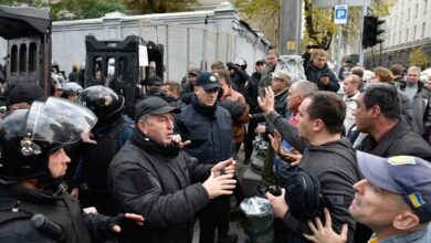 متظاهرون من بولتافا يحتجون أمام البرلمان الأوكراني لمحاسبة مسؤول مالي بارز 4 متظاهرون من بولتافا يحتجون أمام البرلمان الأوكراني لمحاسبة مسؤول مالي بارز