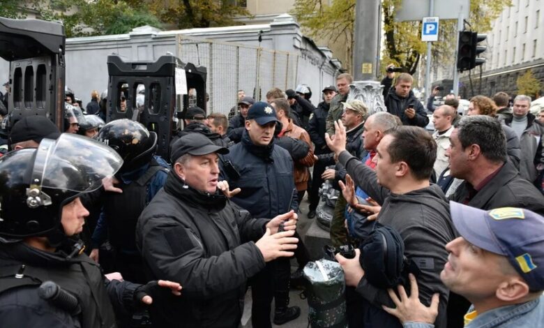 متظاهرون من بولتافا يحتجون أمام البرلمان الأوكراني لمحاسبة مسؤول مالي بارز 1 متظاهرون من بولتافا يحتجون أمام البرلمان الأوكراني لمحاسبة مسؤول مالي بارز