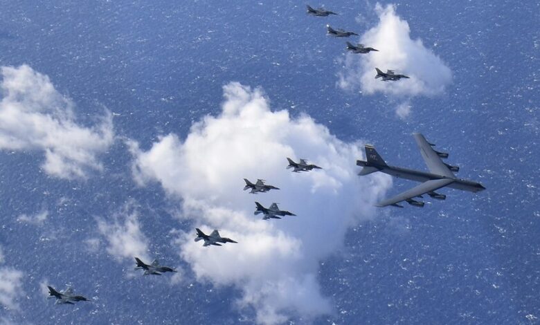 مناورات أمريكية-يابانية فوق بحر اليابان بمشاركة قاذفات "بي-52 1 مناورات أمريكية-يابانية فوق بحر اليابان بمشاركة قاذفات "بي-52