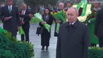 بوتين يضع إكليلا من الزهور في عشق آباد مع انطلاق فعاليات الذكرى الـ30 لحياد تركمانستان 2 بوتين يضع إكليلا من الزهور في عشق آباد مع انطلاق فعاليات الذكرى الـ30 لحياد تركمانستان