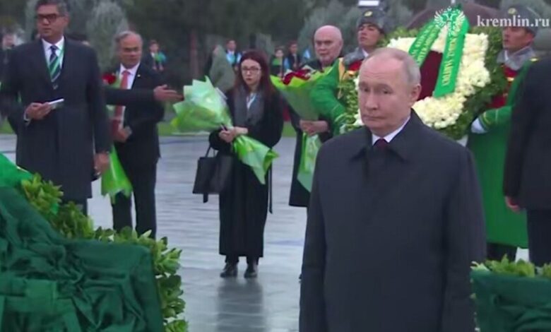 بوتين يضع إكليلا من الزهور في عشق آباد مع انطلاق فعاليات الذكرى الـ30 لحياد تركمانستان