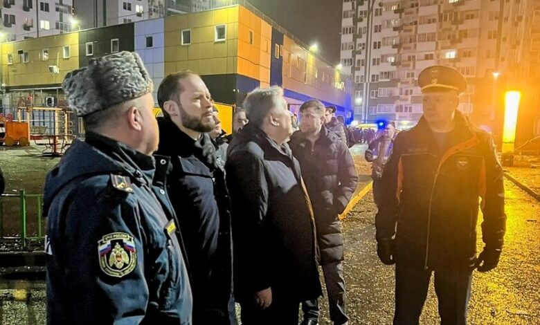 7 مصابين بينهم طفل إثر سقوط طائرة مسيرة على مبنى سكني في تفير الروسية 1 7 مصابين بينهم طفل إثر سقوط طائرة مسيرة على مبنى سكني في تفير الروسية