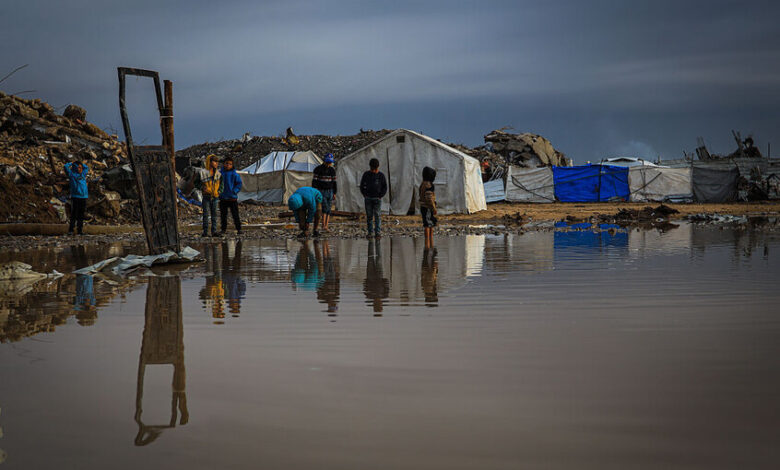 وفاة في قطاع غزة خلال 24 ساعة جراء العاصفة والبرد القارس