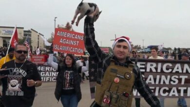 احتجاج مناهض للإسلام في تكساس يشهد وضع نسخة من القرآن في فم خنزير 2 احتجاج مناهض للإسلام في تكساس يشهد وضع نسخة من القرآن في فم خنزير