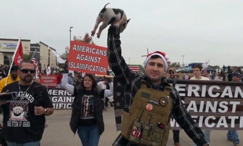 احتجاج مناهض للإسلام في تكساس يشهد وضع نسخة من القرآن في فم خنزير 1 احتجاج مناهض للإسلام في تكساس يشهد وضع نسخة من القرآن في فم خنزير