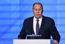 لافروف: الاستراتيجية الأمريكية الجديدة تهدف إلى “وضع أوروبا في مكانها”