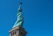 رياح عاتية تسقط نسخة من تمثال الحرية جنوب البرازيل