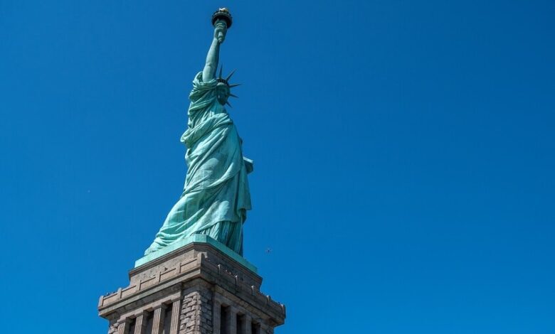 رياح عاتية تسقط نسخة من تمثال الحرية جنوب البرازيل 1 رياح عاتية تسقط نسخة من تمثال الحرية جنوب البرازيل