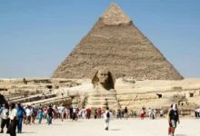 عالم الاثار المصري زاهي حواس يرفض مزاعم راصد الزلازل الهولندي حول بناء أهرامات الجيزة ويصفها بـ«الخزعبلات»