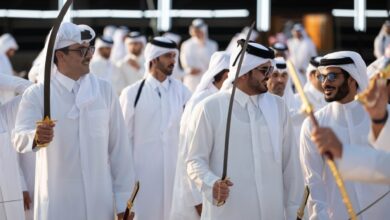 أمير قطر يشارك في عرضة «هل قطر» احتفالًا باليوم الوطني 2 أمير قطر يشارك في عرضة «هل قطر» احتفالًا باليوم الوطني