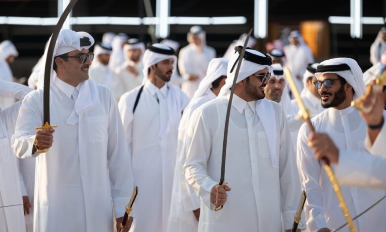 أمير قطر يشارك في عرضة «هل قطر» احتفالًا باليوم الوطني 1 أمير قطر يشارك في عرضة «هل قطر» احتفالًا باليوم الوطني