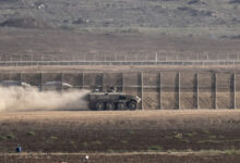 مستوطنون إسرائيليون يتوغلون داخل غزة ويرفعون العلم قبل أن يعيدهم الجيش