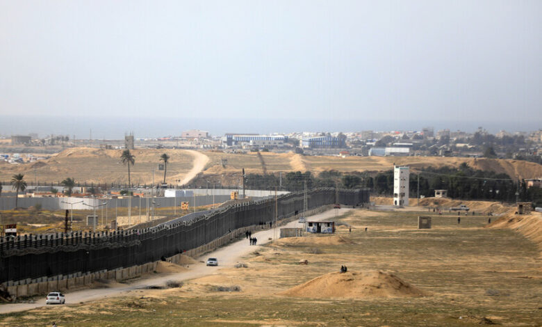 معاريف: اتفاق الغاز مع مصر يمهّد لخطوة إسرائيلية لفتح معبر رفح “للخروج فقط”