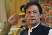 محكمة باكستانية تحكم بسجن عمران خان وزوجته 17 عاماً بتهم فساد