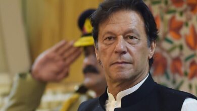 محكمة باكستانية تحكم بسجن عمران خان وزوجته 17 عاماً بتهم فساد