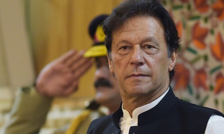 محكمة باكستانية تحكم بسجن عمران خان وزوجته 17 عاماً بتهم فساد