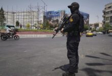 إيران تعلن اعتقال 7 أشخاص وضبط 100 مسدس مهـ. ـرب