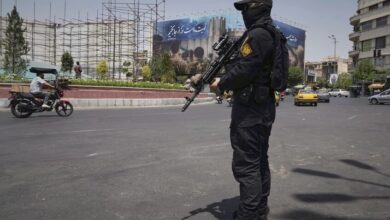 إيران تعلن اعتقال 7 أشخاص وضبط 100 مسدس مهـ. ـرب 2 إيران تعلن اعتقال 7 أشخاص وضبط 100 مسدس مهـ. ـرب