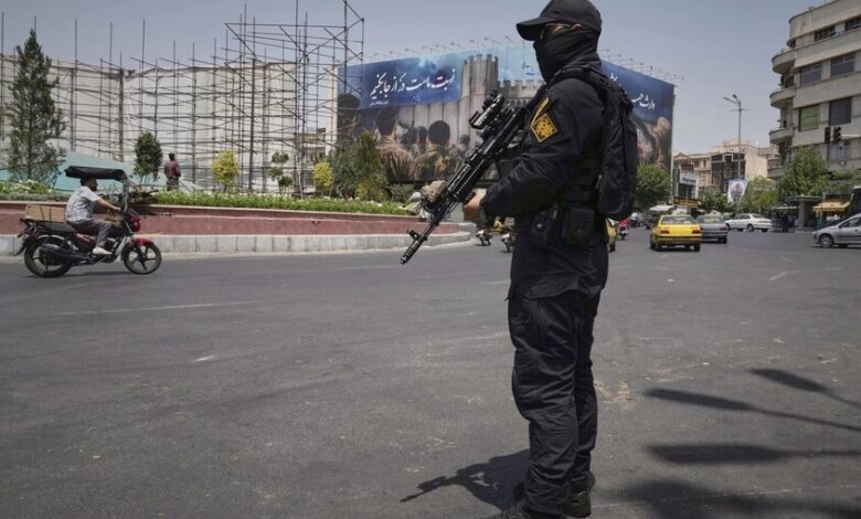 إيران تعلن اعتقال 7 أشخاص وضبط 100 مسدس مهـ. ـرب