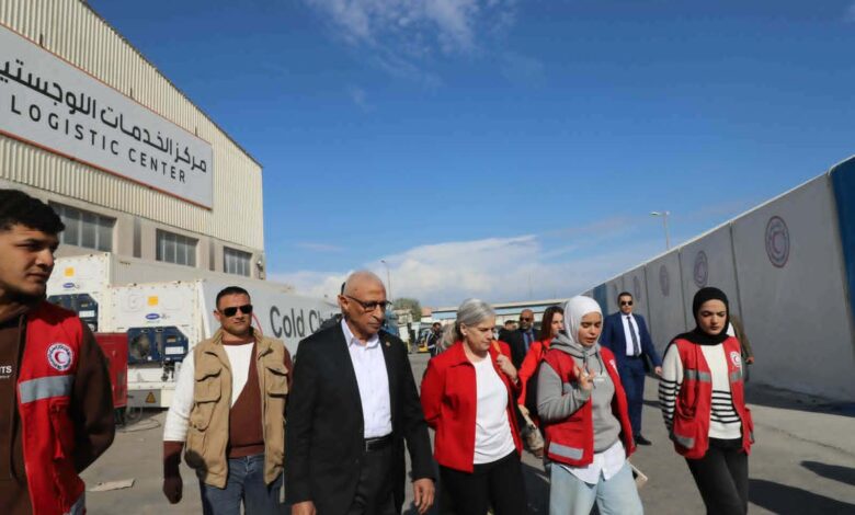 وفد دبلوماسي كندي يزور معبر رفح ومخازن الهلال الأحمر لمتابعة المساعدات لغـ.ـزة 1 وفد دبلوماسي كندي يزور معبر رفح ومخازن الهلال الأحمر لمتابعة المساعدات لغـ.ـزة