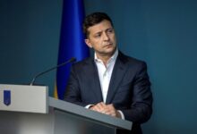 روسيا: زيلينسكي يسعى للبقاء في السلطة لكنه بلا فرصة لإعادة انتخابه قانونيًا