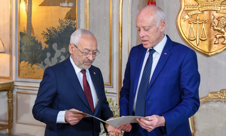 الغنوشي من داخل سجنه: مؤشرات التفكك التي تضرب مفاصل السلطة في تونس تُنذر بقرب أفول مرحلة حكم فردي استنزف كل أدوات السيطرة 1 الغنوشي من داخل سجنه: مؤشرات التفكك التي تضرب مفاصل السلطة في تونس تُنذر بقرب أفول مرحلة حكم فردي استنزف كل أدوات السيطرة