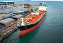 مصادرة أميركية لناقلة نفط تدفع سفنًا للتراجع عن شحنات فنزويلية