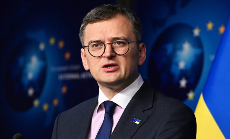 كوليبا يعترف بنقص الموارد لأوكرانيا وسط تحذيرات بوتين بشأن استمرار الصراع