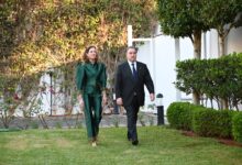 السفير الأميركي الجديد في المغرب يبدأ مهامه برفع العلم الأميركي ويؤكد تطلعه لتعزيز العلاقات