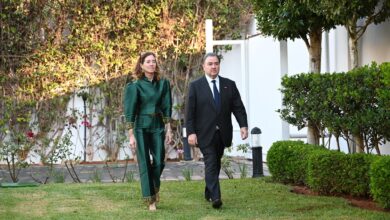 السفير الأميركي الجديد في المغرب يبدأ مهامه برفع العلم الأميركي ويؤكد تطلعه لتعزيز العلاقات