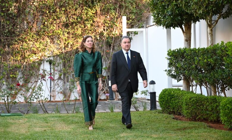 السفير الأميركي الجديد في المغرب يبدأ مهامه برفع العلم الأميركي ويؤكد تطلعه لتعزيز العلاقات