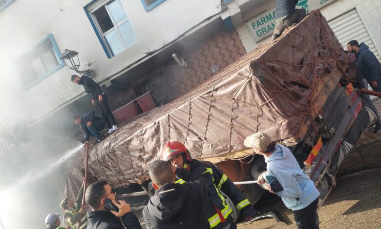 المغرب.. انقطاع فرامل شاحنة يسبب فاجعة مرورية في الفنيدق ويؤدي إلى إصابات وخسائر مادية كبيرة 1 المغرب.. انقطاع فرامل شاحنة يسبب فاجعة مرورية في الفنيدق ويؤدي إلى إصابات وخسائر مادية كبيرة