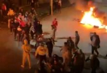 تونس.. احتجاجات وغلق الطرقات وحرق العجلات المطاطية في القيروان المدينة إثر مقـ.تل شاب على يد قوات الأمن