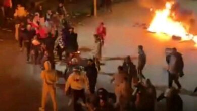 تونس.. احتجاجات وغلق الطرقات وحرق العجلات المطاطية في القيروان المدينة إثر مقـ.تل شاب على يد قوات الأمن 3 تونس.. احتجاجات وغلق الطرقات وحرق العجلات المطاطية في القيروان المدينة إثر مقـ.تل شاب على يد قوات الأمن