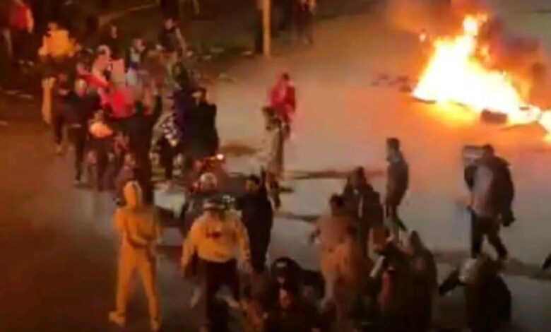 تونس.. احتجاجات وغلق الطرقات وحرق العجلات المطاطية في القيروان المدينة إثر مقـ.تل شاب على يد قوات الأمن 1 تونس.. احتجاجات وغلق الطرقات وحرق العجلات المطاطية في القيروان المدينة إثر مقـ.تل شاب على يد قوات الأمن